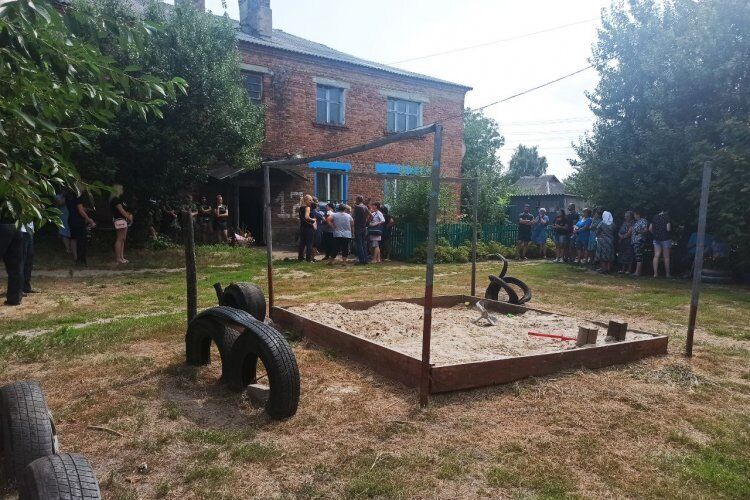 Провести девочку в последний путь пришли местные жители dqxikeidqxitkant