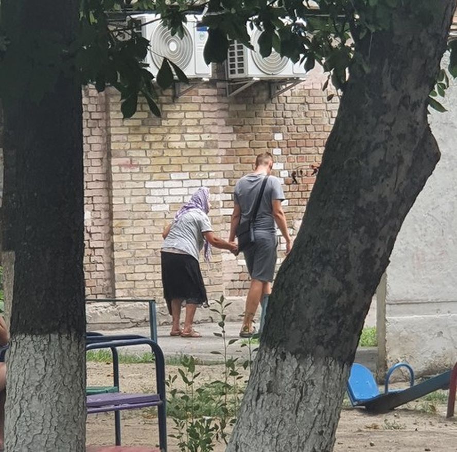 Бабушка с новой жертвой.