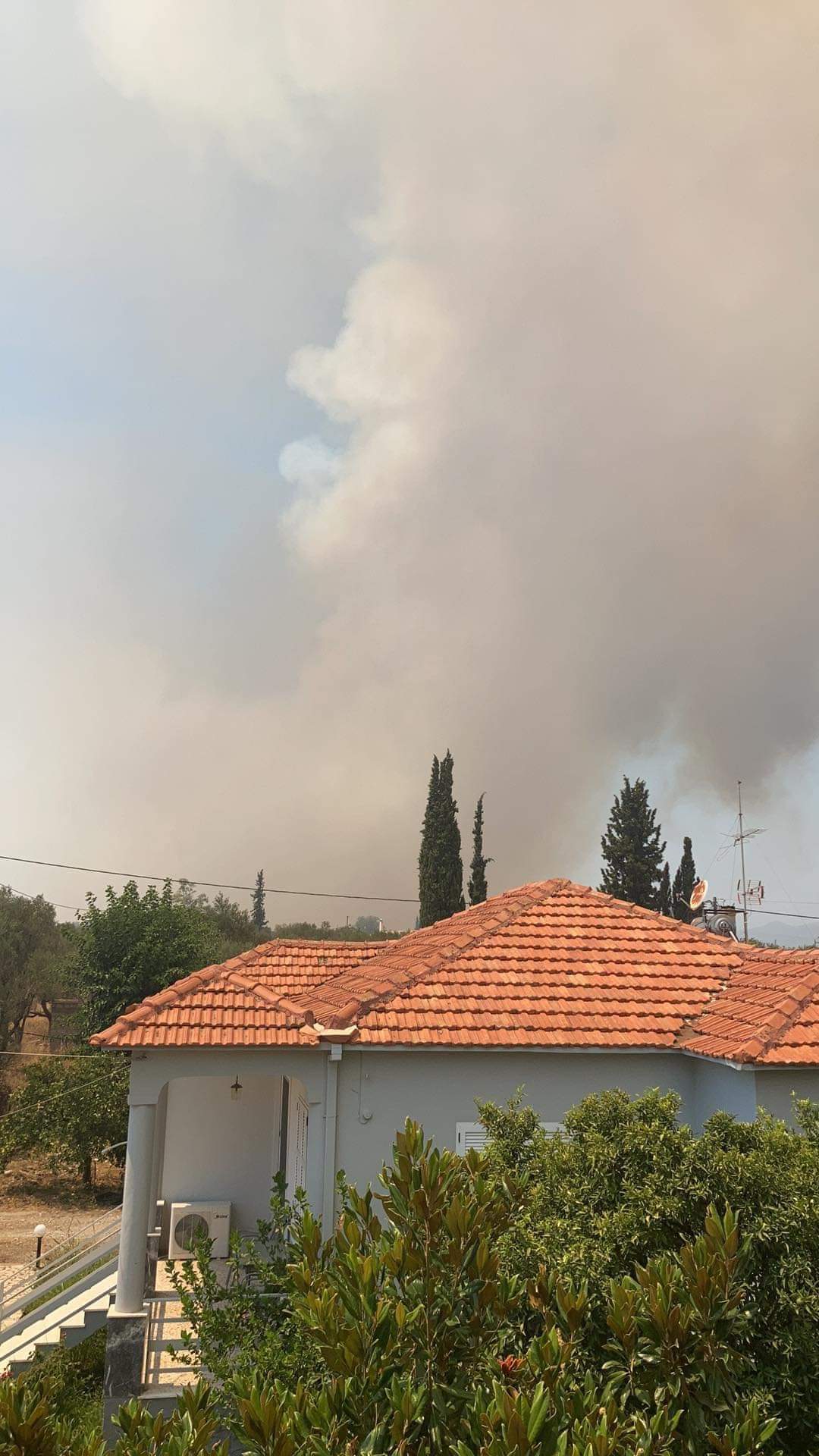 Влада евакуйовує людей з Греції Влада евакуйовує людей з Греції
