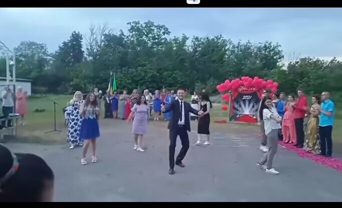 Учитель стал звездой соцсетей dqxikeidqxitkant