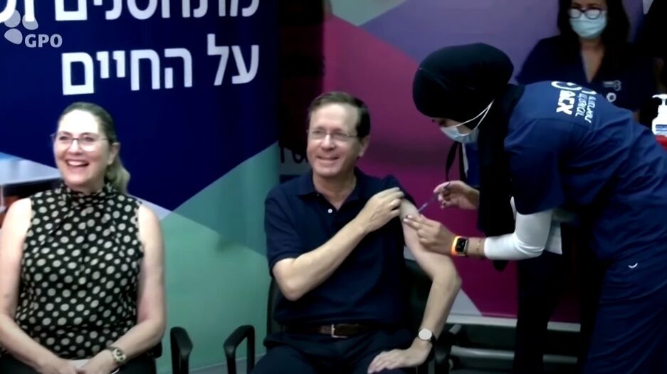 Президент вакцинировался вместе с женой. dqxikeidqxiqqeant