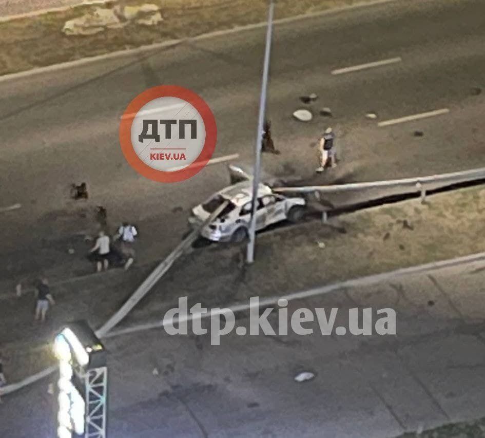 Отбойник пробил машину на сквозь. dqxikeidqxiqqeant