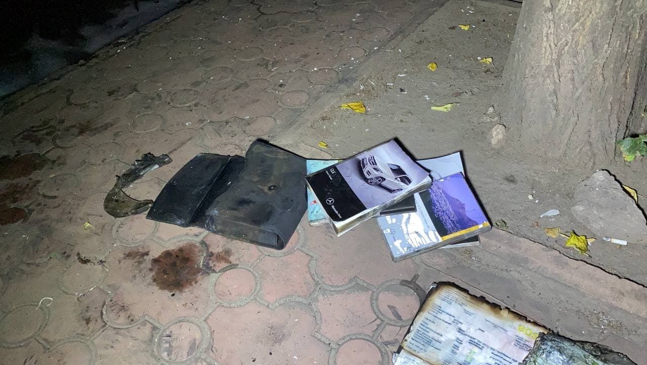 Содержимое бардачка.