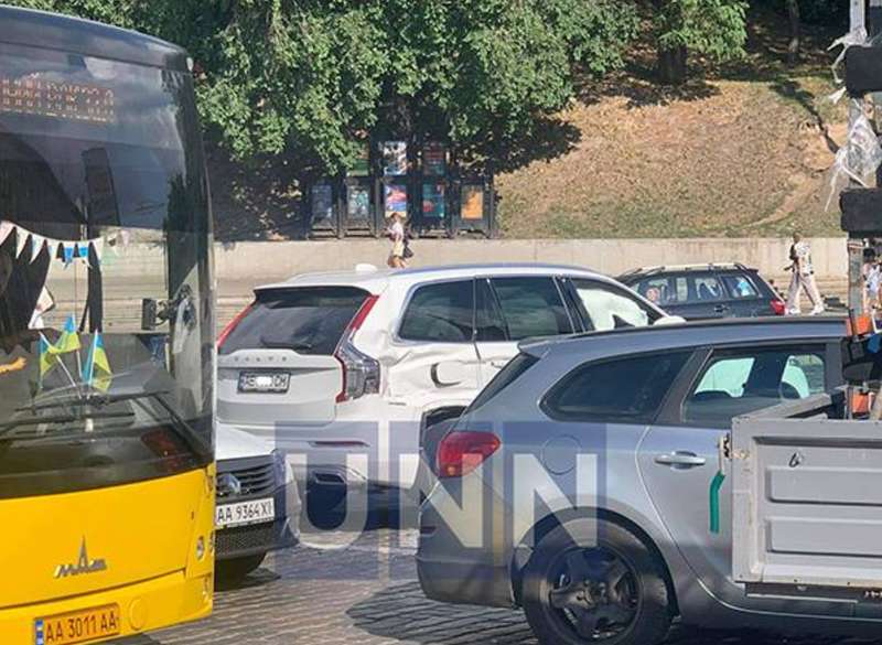 В ДТП были повреждены три авто.