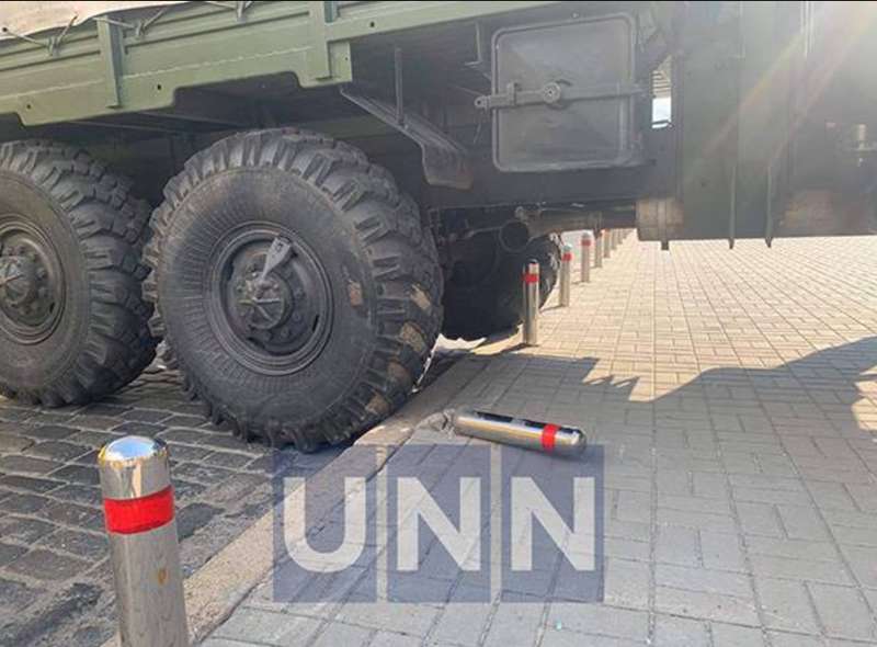 Военный грузовик остановился на Европейской площади.