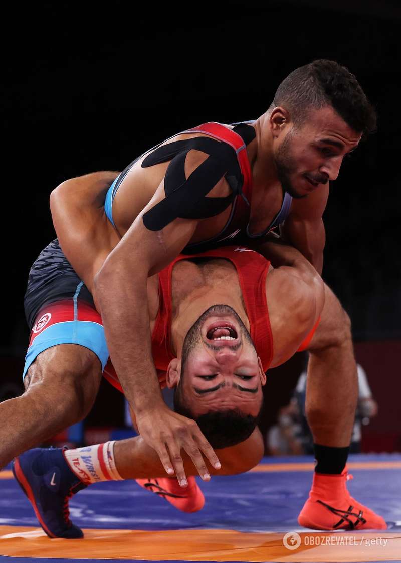 Насибов во время полуфинальной схватки.