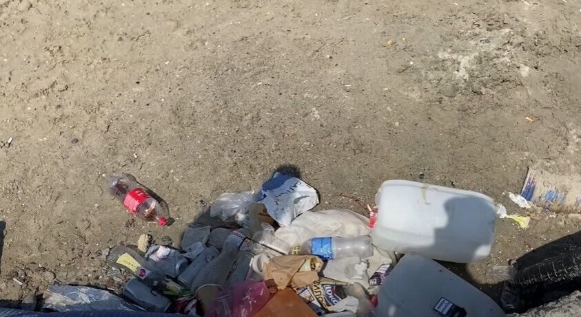 На пляже много мусора. dqxikeidqxitkant