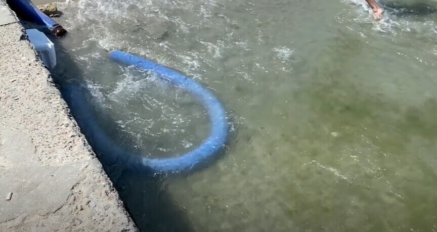 Пластиковые трубы валяются в море.