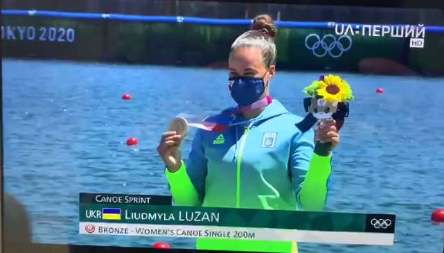 Людмила Лузан с медалью и цветами