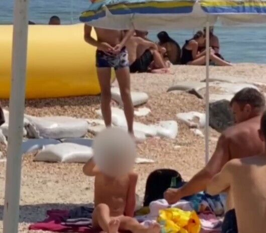 Отец забрал бутылку у мальчика