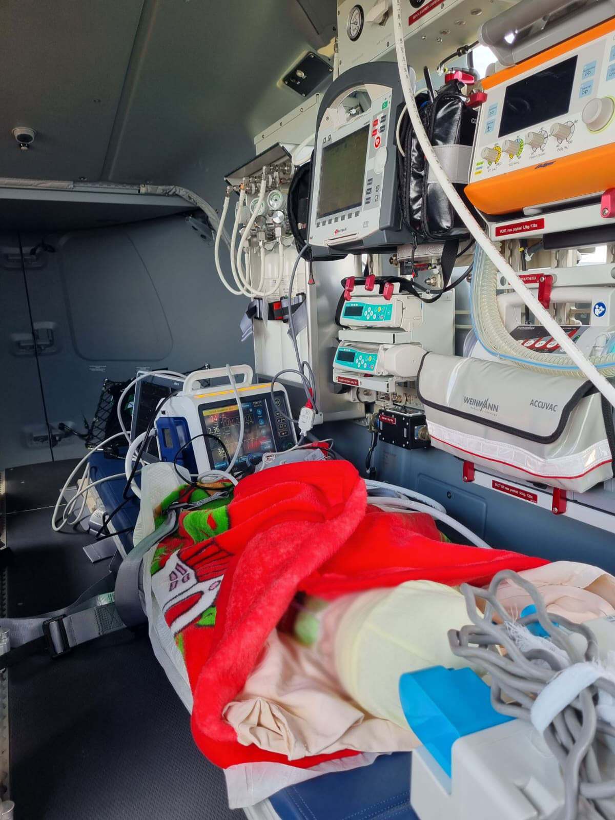 Маленький пациент внутри вертолета