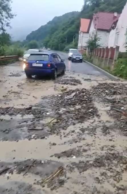 Камни мешают автомобилям проехать.