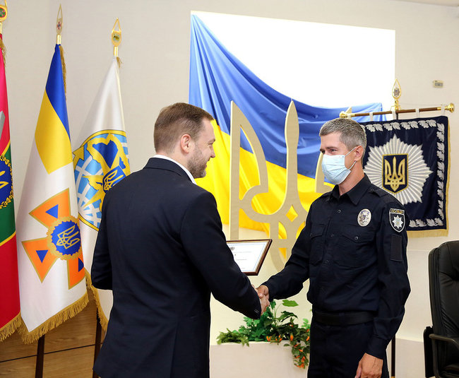 Монастырский наградил полицейских, которые спасли женщину, пытавшуюся выпрыгнуть из окна 02 dqxikeidqxiqqeant