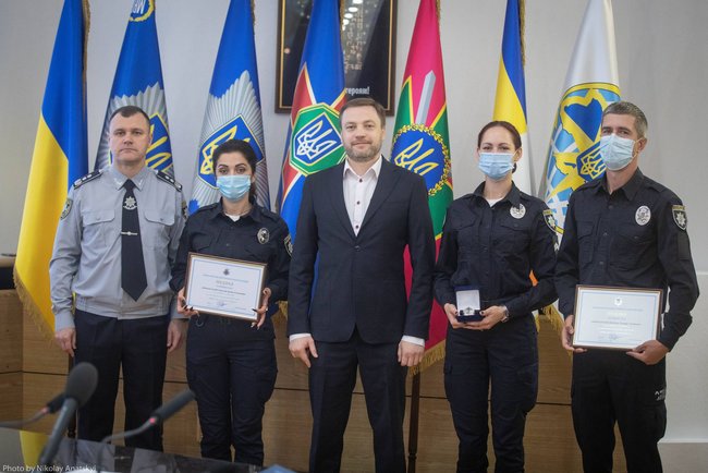 Монастырский наградил полицейских, которые спасли женщину, пытавшуюся выпрыгнуть из окна 03