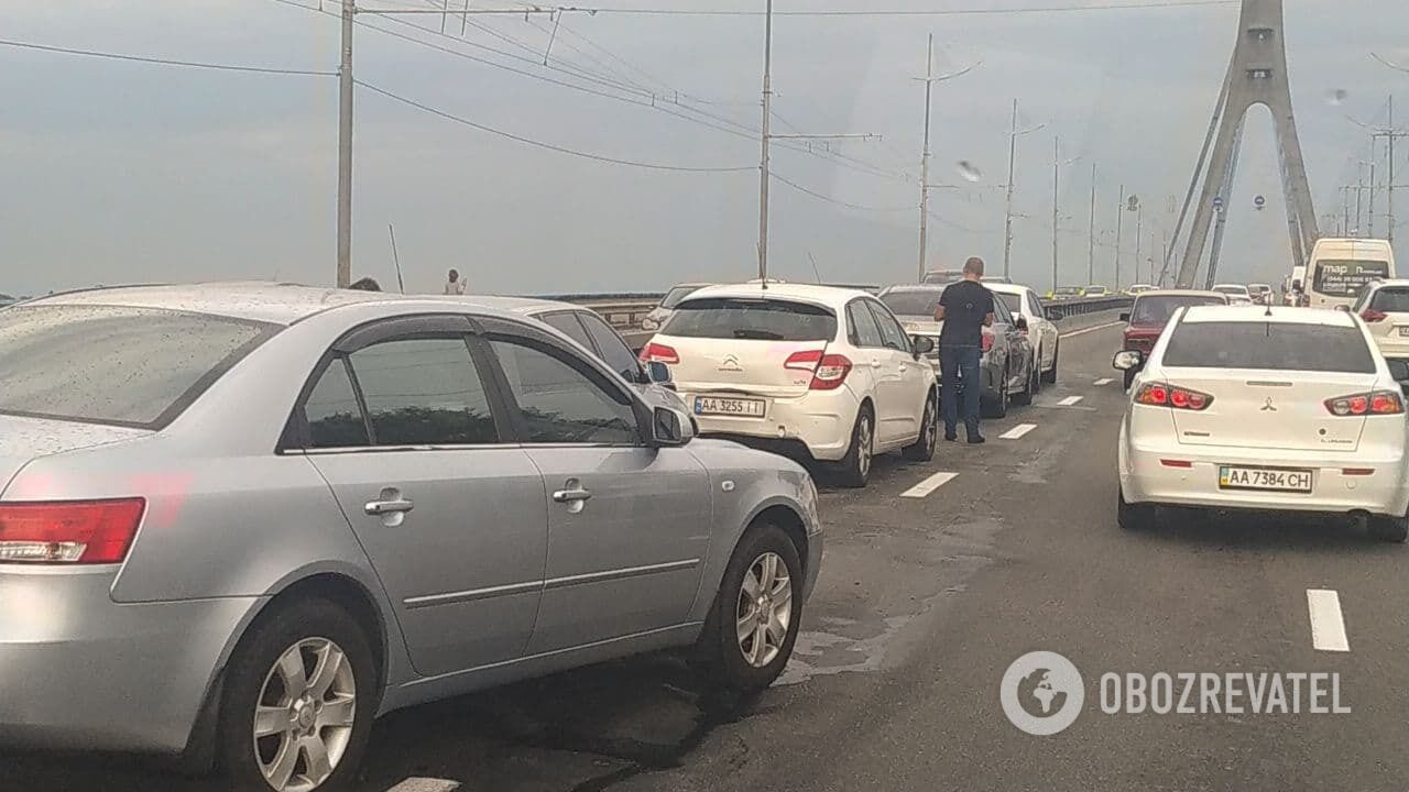 Перед въездом на мост столкнулись шесть автомобилей
