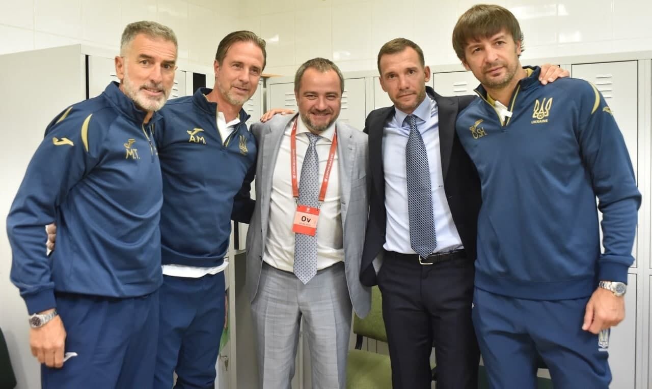 Андрей Павелко с тренерским штабом Андрея Шевченко.