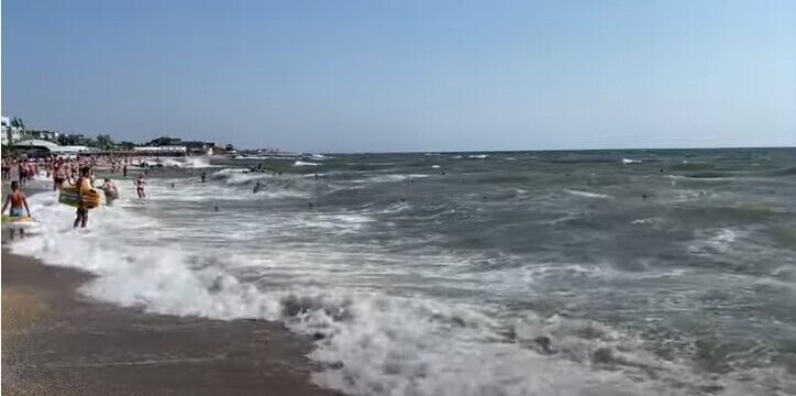 Море в Бердянске бушует