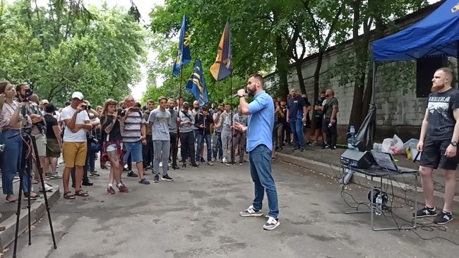 Свободу патриотам!: активисты пикетируют Шевченковский райсуд Киева, где должны избрать меру пресечения задержанным азовцам 02 dqxikeidqxitkant