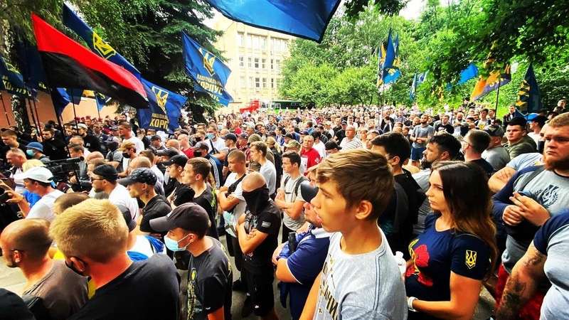 Возможно, это изображение (7 человек, люди стоят, толпа и на открытом воздухе)