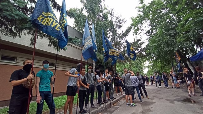 Свободу патриотам!: активисты пикетируют Шевченковский райсуд Киева, где должны избрать меру пресечения задержанным азовцам 18