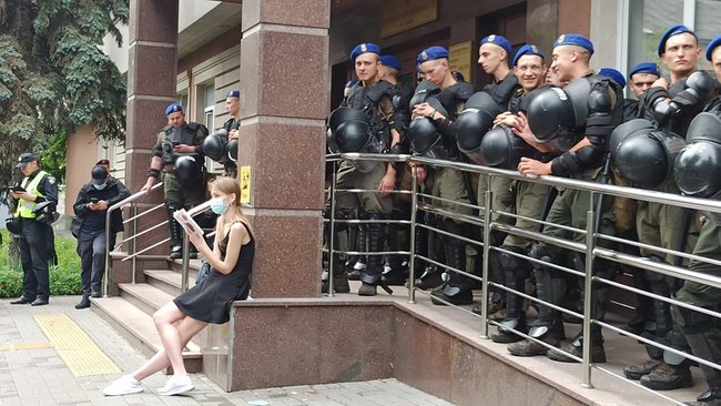 Свободу патриотам!: активисты пикетируют Шевченковский райсуд Киева, где должны избрать меру пресечения задержанным азовцам 03