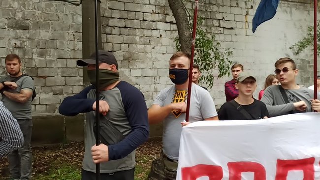 Свободу патриотам!: активисты пикетируют Шевченковский райсуд Киева, где должны избрать меру пресечения задержанным азовцам 05