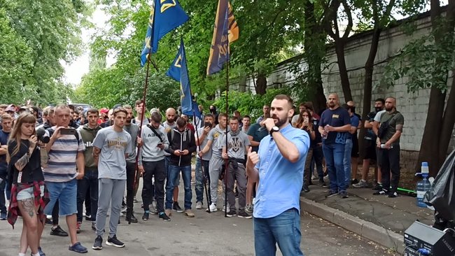 Свободу патриотам!: активисты пикетируют Шевченковский райсуд Киева, где должны избрать меру пресечения задержанным азовцам 06