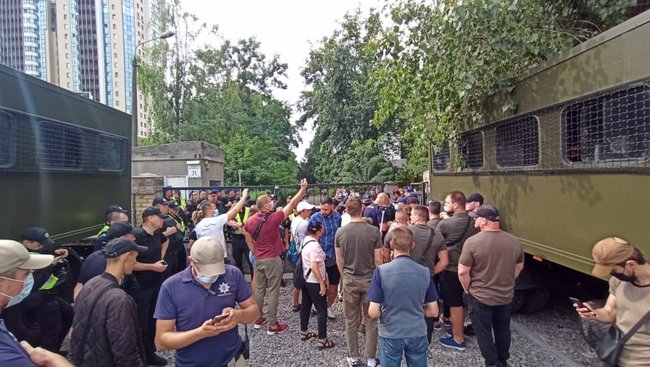 Свободу патриотам!: активисты пикетируют Шевченковский райсуд Киева, где должны избрать меру пресечения задержанным азовцам 07