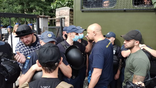 Свободу патриотам!: активисты пикетируют Шевченковский райсуд Киева, где должны избрать меру пресечения задержанным азовцам 08
