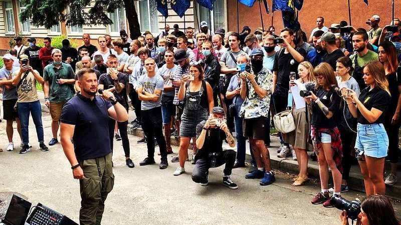 Возможно, это изображение (12 человек, люди стоят, толпа и на открытом воздухе)