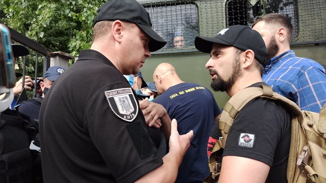 Свободу патриотам!: активисты пикетируют Шевченковский райсуд Киева, где должны избрать меру пресечения задержанным азовцам 11