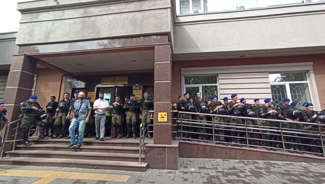 Свободу патриотам!: активисты пикетируют Шевченковский райсуд Киева, где должны избрать меру пресечения задержанным азовцам 17