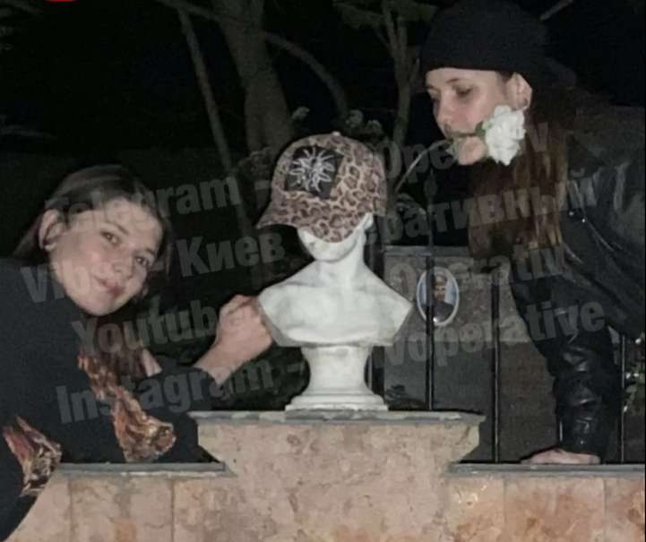 Подростки устроили фотосессию на могилах dqxikeidqxiqqeant