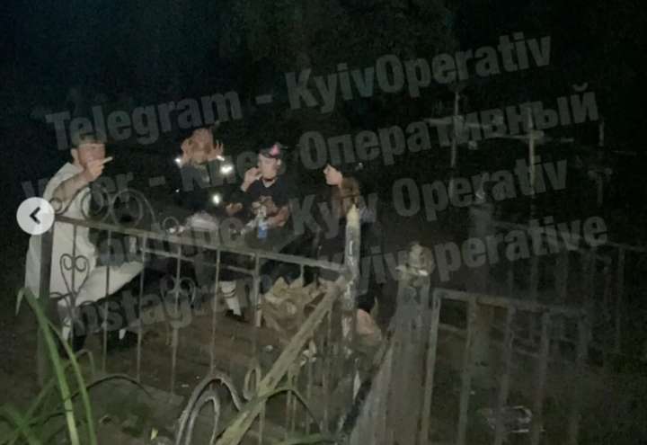 Забавы подростков на кладбище