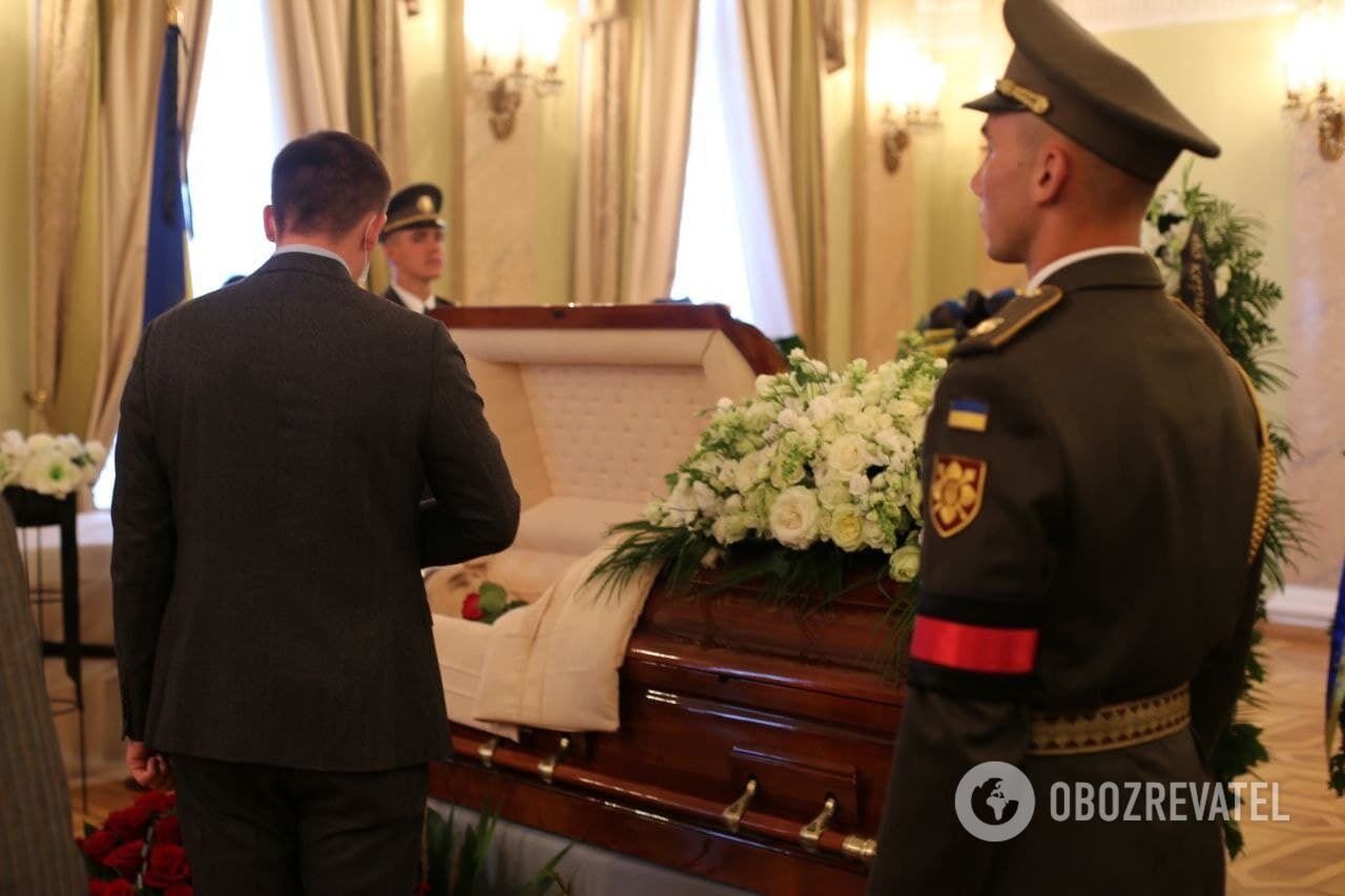 Люди несли цветы и венки