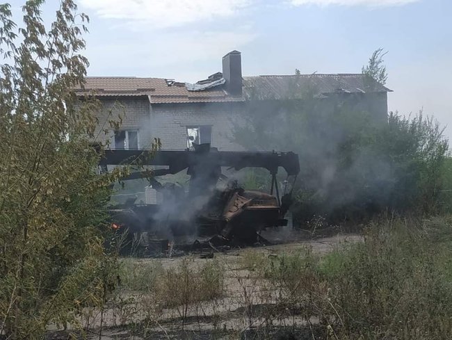 Обнародовано фото обстрелянного российскими наемниками автокрана в н.п. Пески 01 dqxikeidqxiqqeant