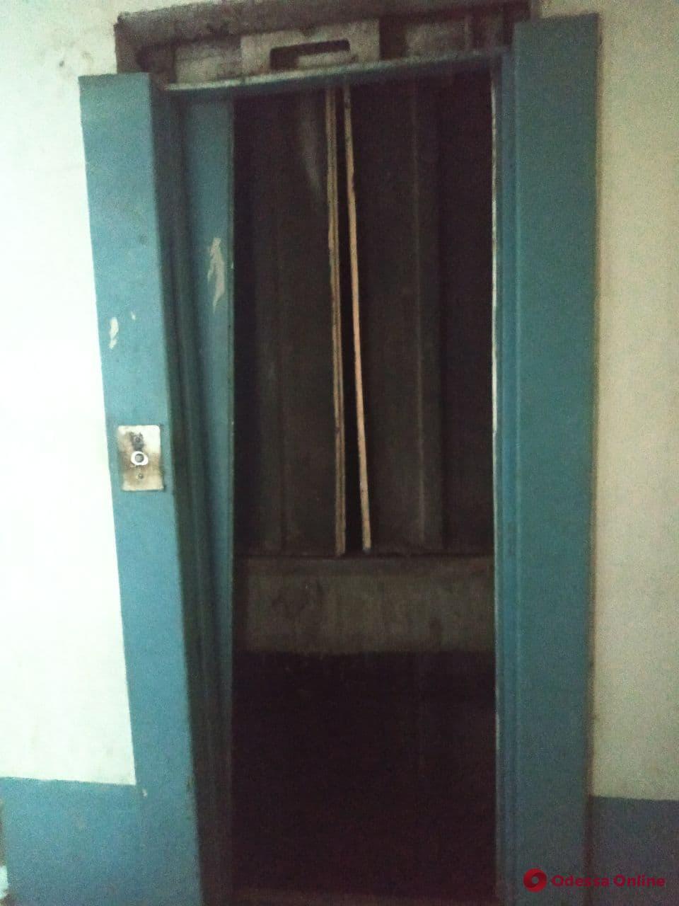 В многоэтажном доме упал лифт