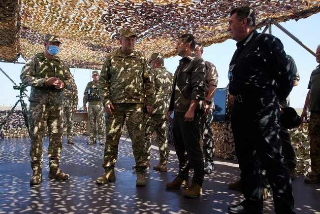 Зеленский понаблюдал за масштабными учениями всех видов и родов войск ВСУ на Николаевщине и пообедал с воинами в солдатской столовой 02