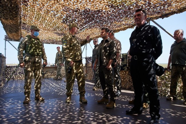 Зеленский понаблюдал за масштабными учениями всех видов и родов войск ВСУ на Николаевщине и пообедал с воинами в солдатской столовой 06