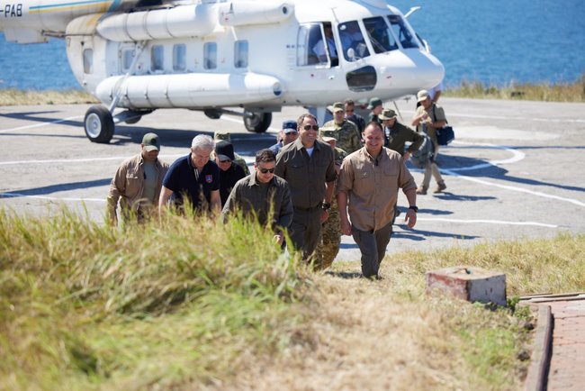 Зеленский понаблюдал за масштабными учениями всех видов и родов войск ВСУ на Николаевщине и пообедал с воинами в солдатской столовой 09