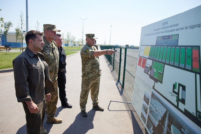 Зеленский понаблюдал за масштабными учениями всех видов и родов войск ВСУ на Николаевщине и пообедал с воинами в солдатской столовой 12