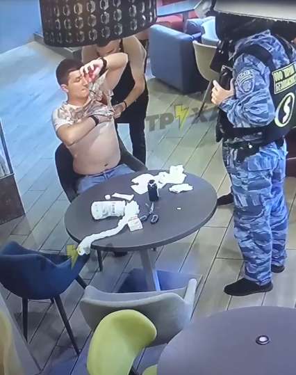 В кафе оказали мужчине помощь