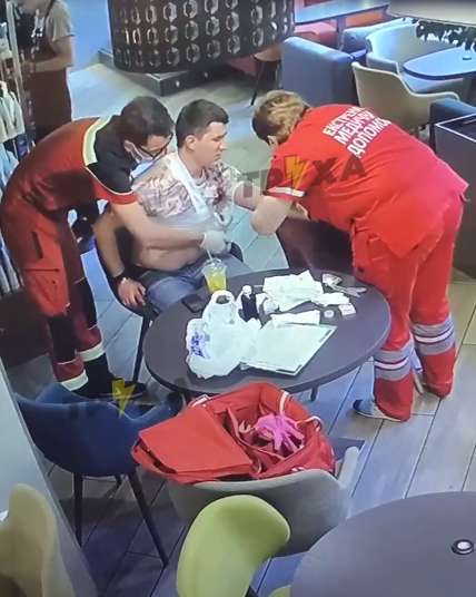 На месте работали фельдшеры скорой