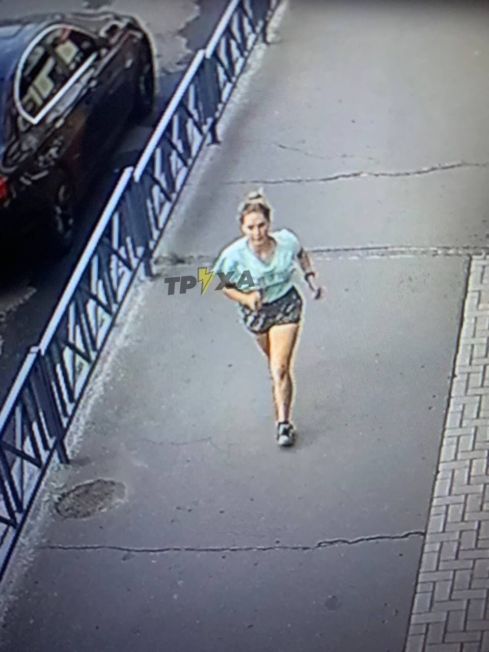 Девушка куда-то бежала