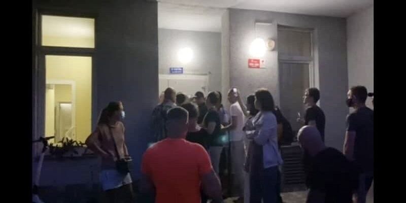 Жители дома организовали охрану подъезда. dqxikeidqxitkant