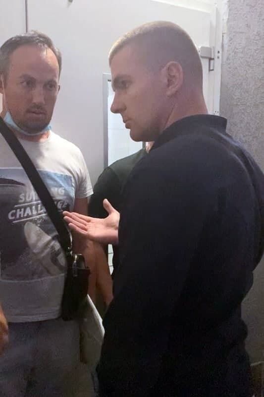 К дому приехали накачанные парни.