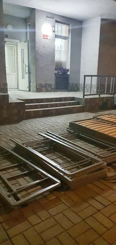 Кровати разобрали и вывезли.