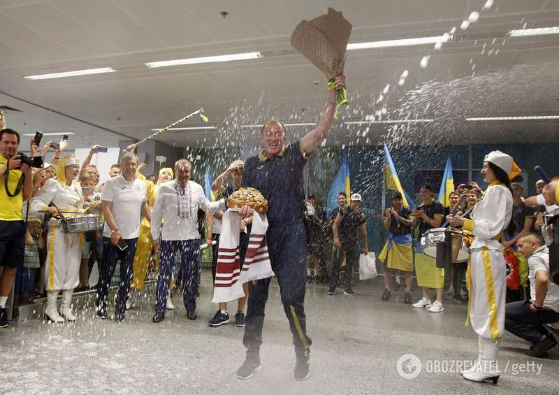 Александра Петракова облили шампанским после прилета с триумфального ЧМ-2019