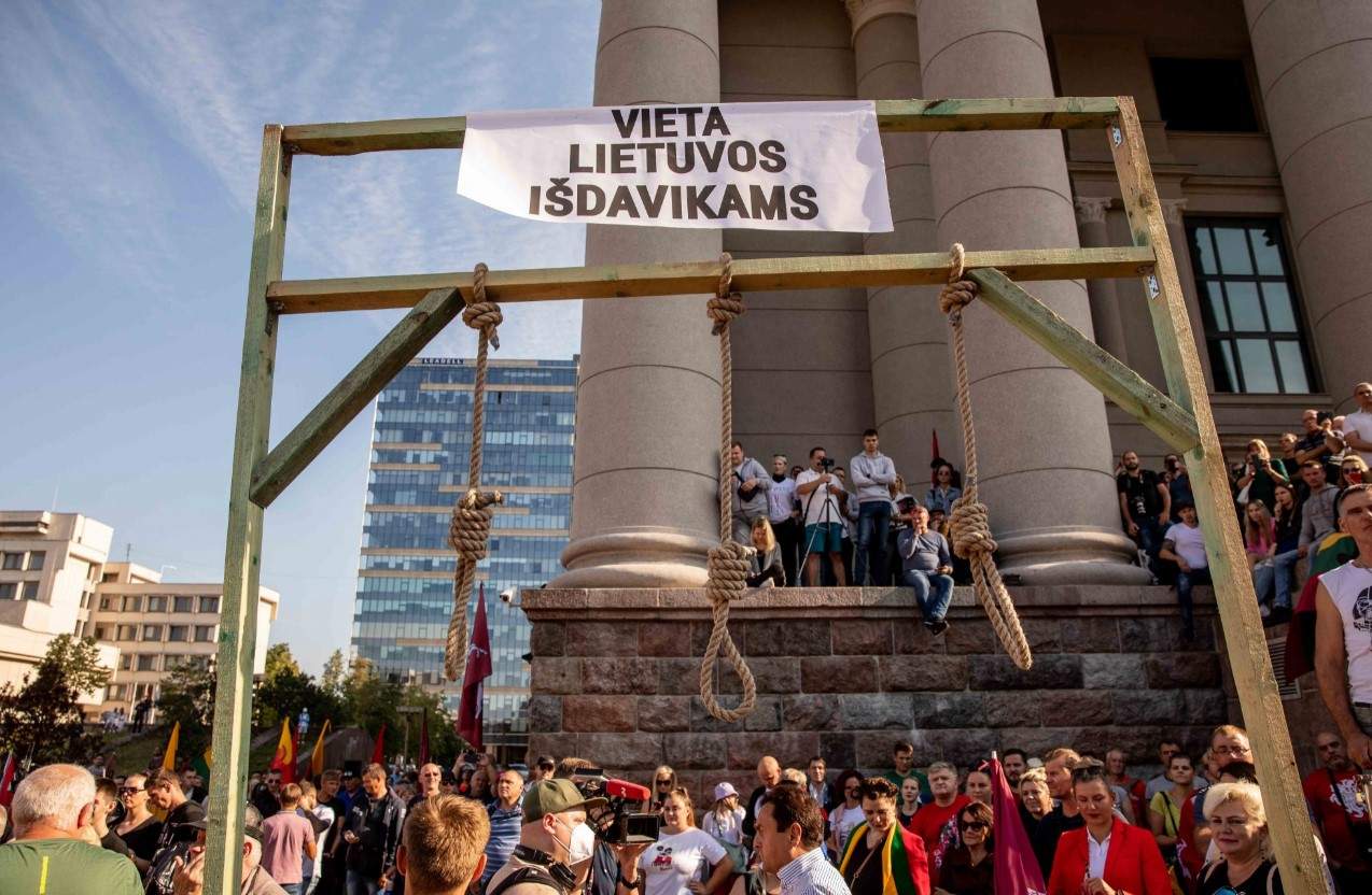 Протестувальники поставили шибеницю dqxikeidqxiqqeant