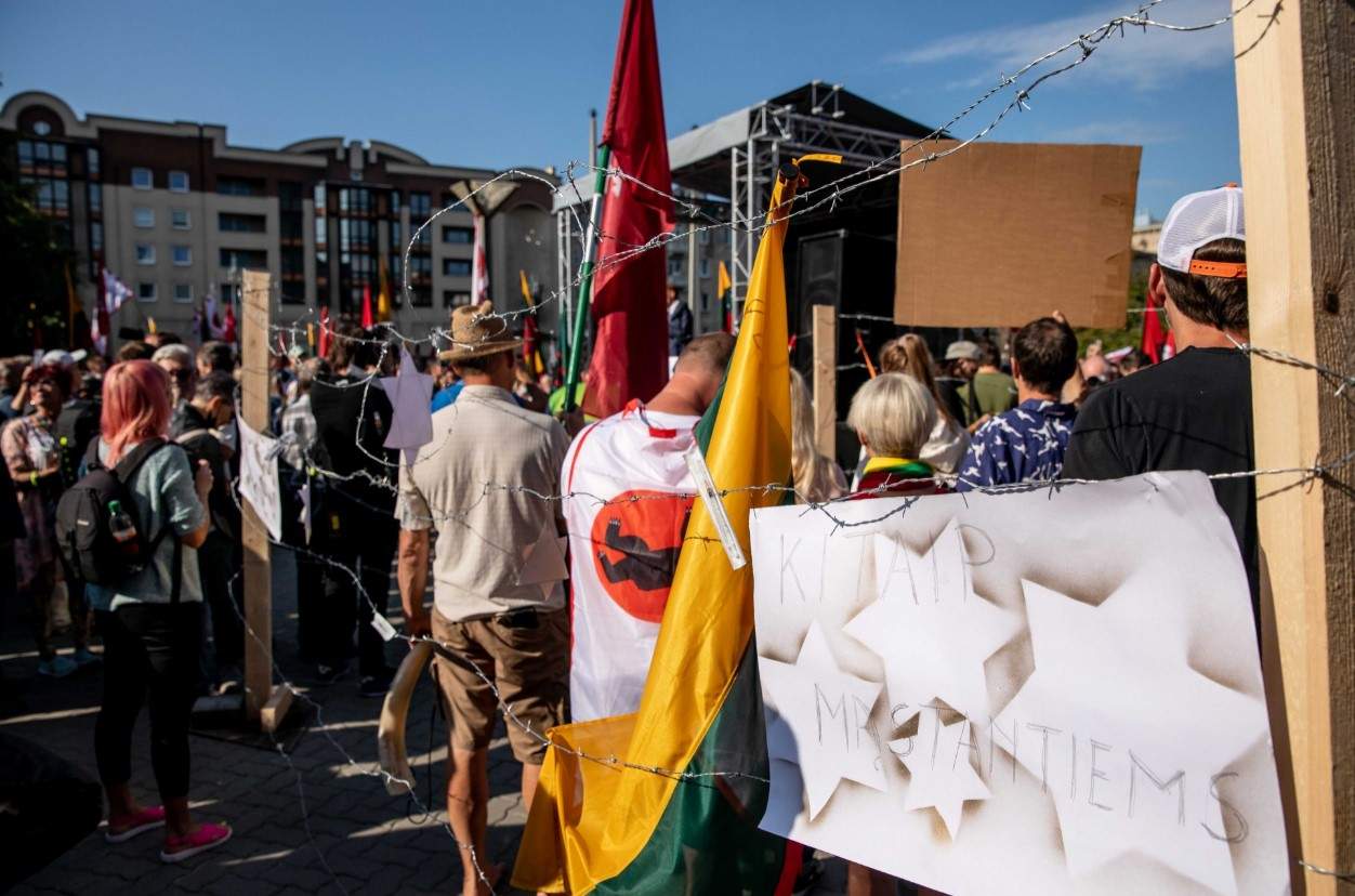 Колючий дріт біля парламенту Литви